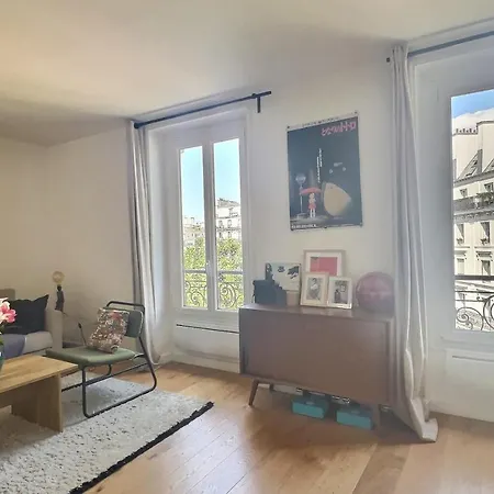 Bright 34 M Ideally Located In Apartment Paris
