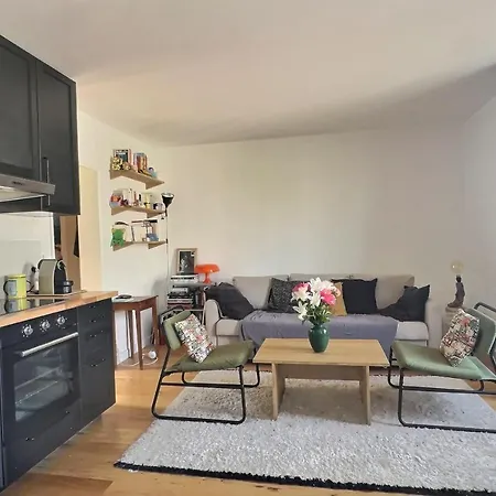 Bright 34 M Ideally Located In Apartment